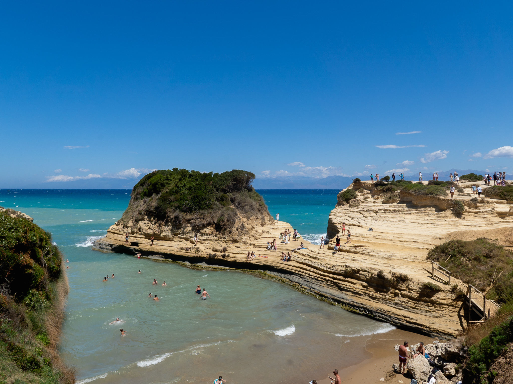Canal d’Amour na Korfu – naturalne formacje skalne i kąpiący się turyści