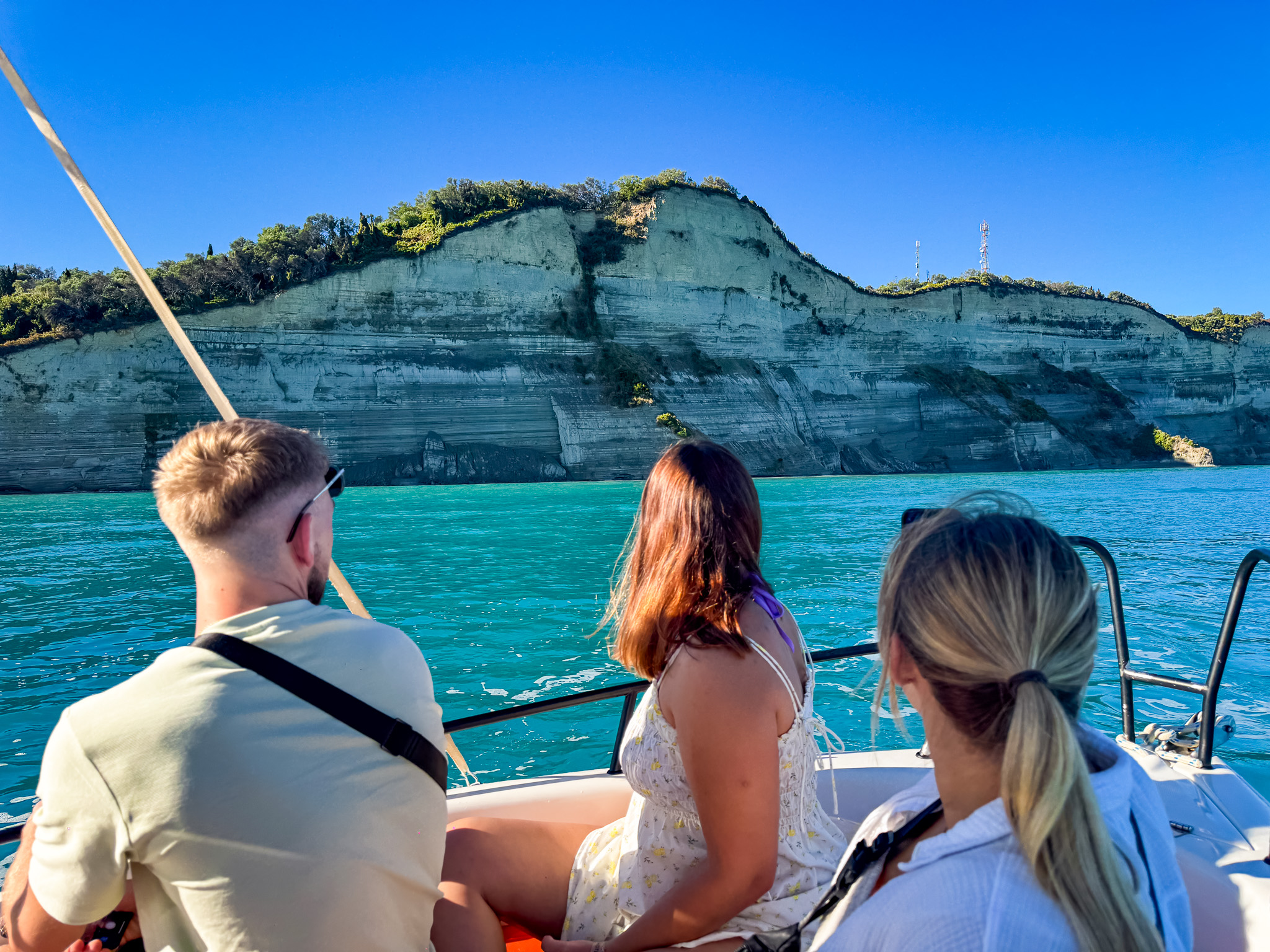 Turyści podczas rejsu łodzią przy klifach Sidari na Korfu