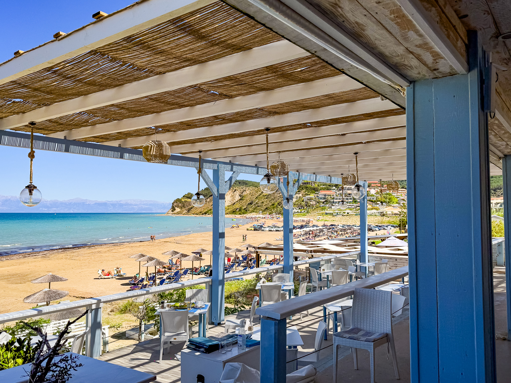 Restauracja przy plaży Agios Stefanos na Korfu z widokiem na morze i leżakami