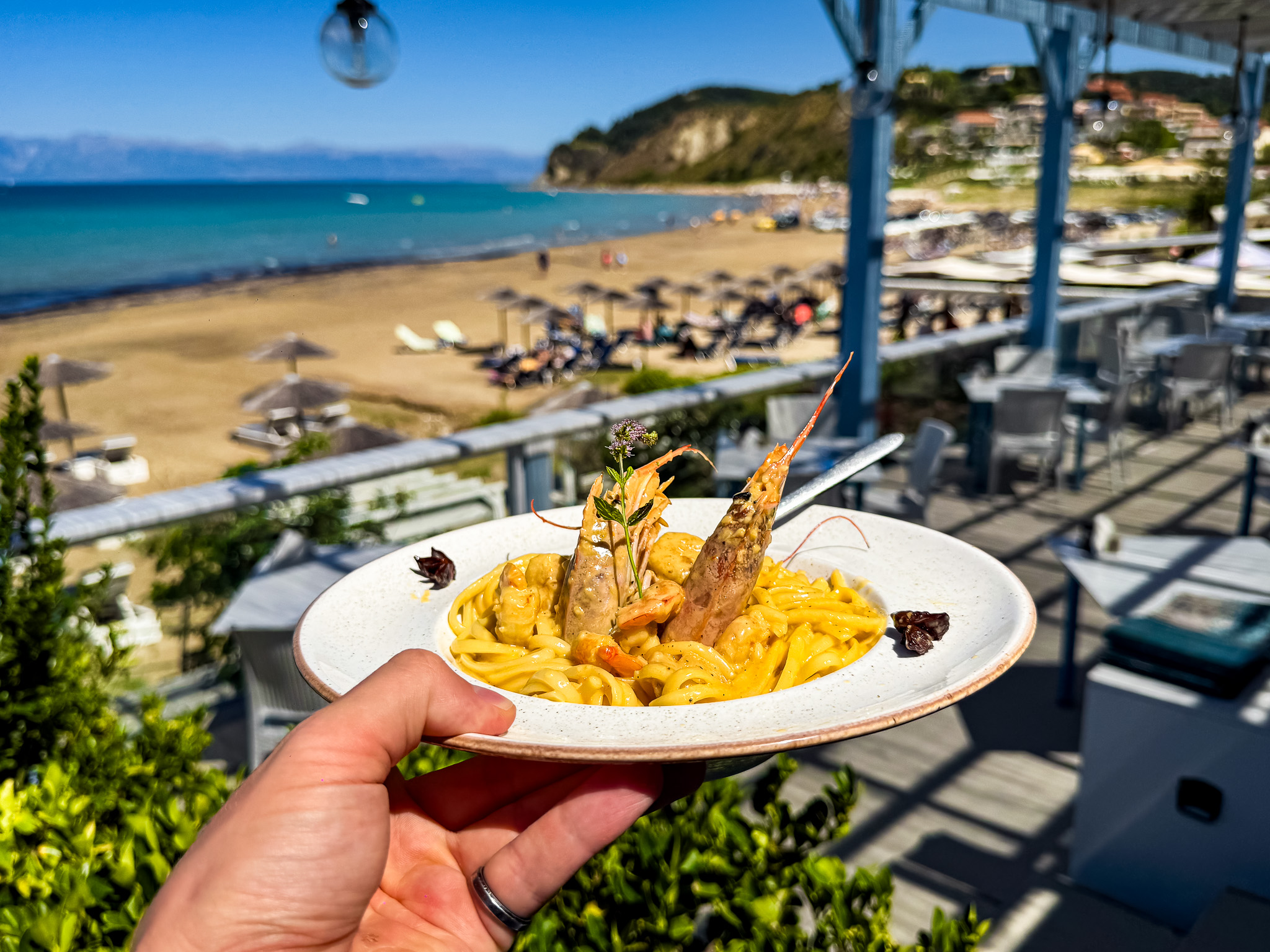 Makaron z krewetkami w tawernie przy plaży Agios Stefanos na Korfu