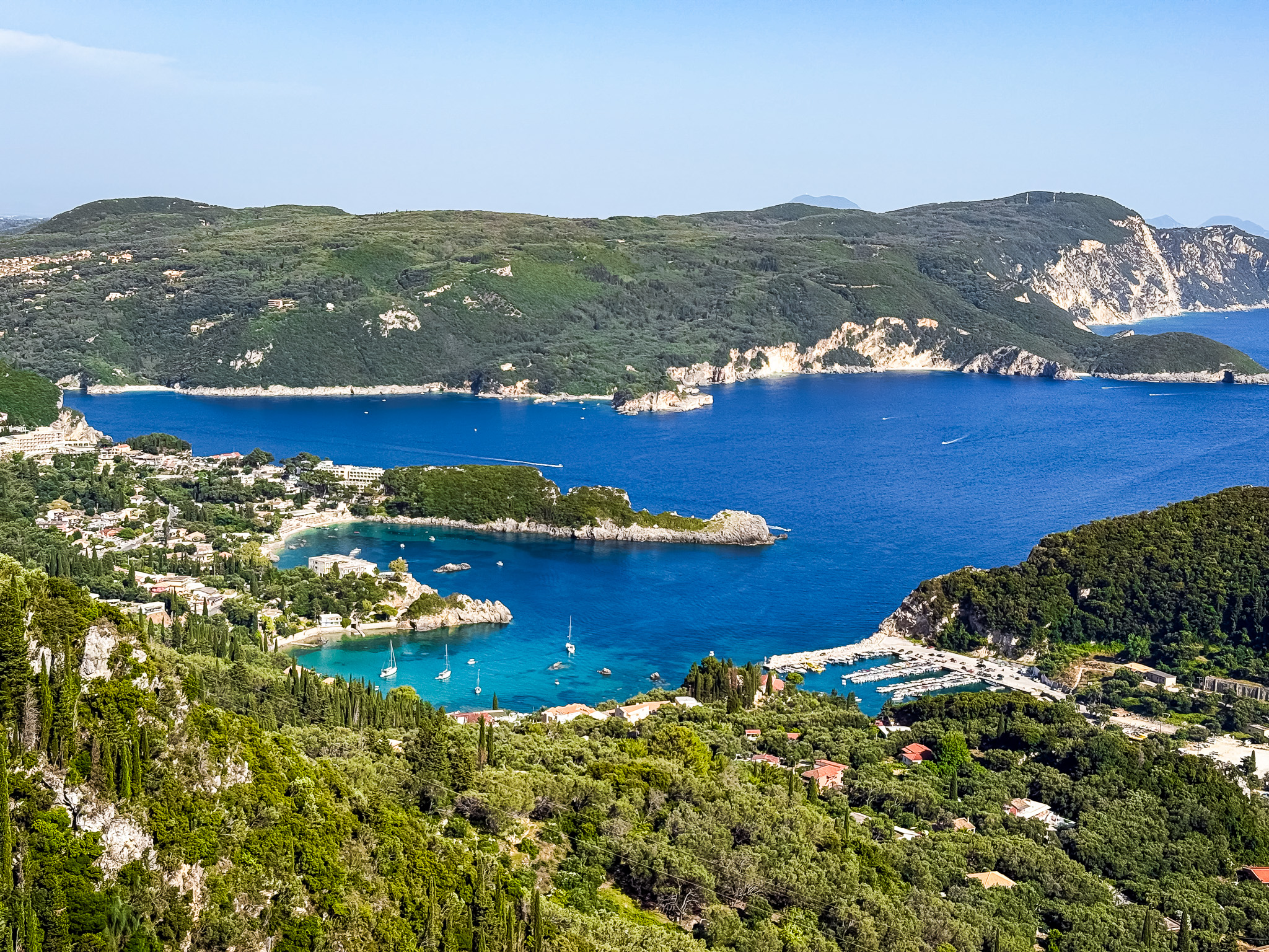 Punkt widokowy Bella Vista na Korfu z panoramą Paleokastritsy i Morza Jońskiego