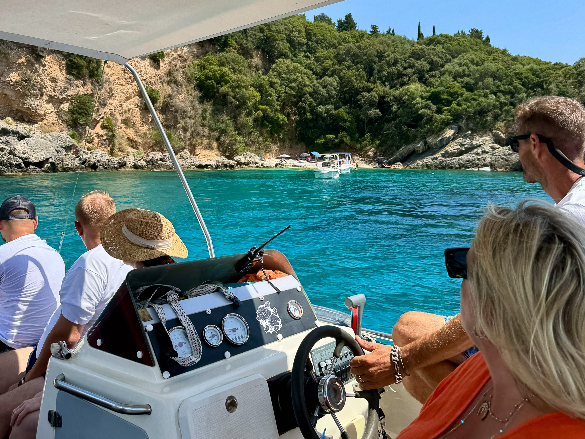 Turyści podczas rejsu łodzią w Paleokastritsy na Korfu